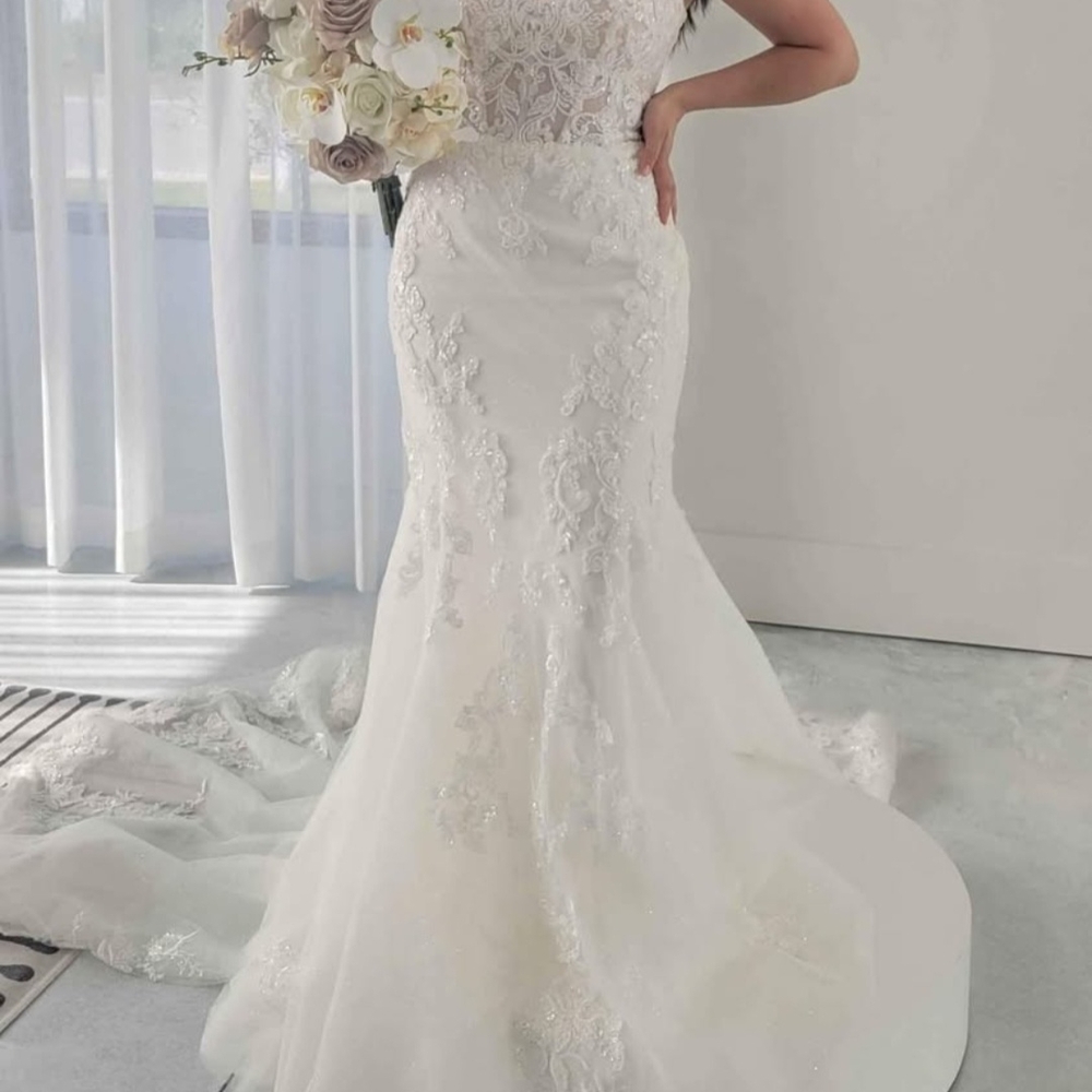 Elegant White Lace Wedding Dress